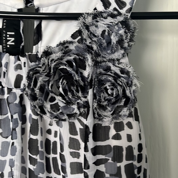 Black, grey, and white tank with flower detail - Picture 2 of 5